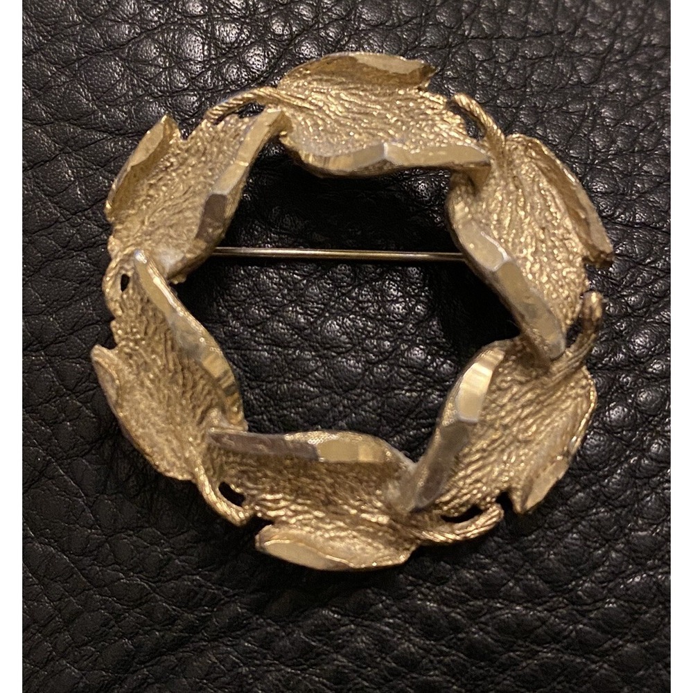 VTG CATHÉ Signed  Texture Gold Tone Abstract  6 Leaf Wreath Circle Brooch Pin